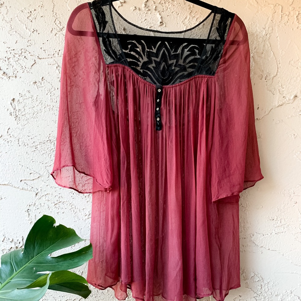 ✨ROMANTIC✨ sheer flowy embroidered boutique top